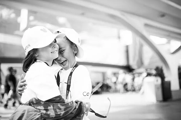 siblings hugging disney days