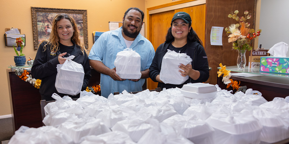 500 Families Fed Thanksgiving Meals With Feeding Families 